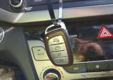 2017 Hyundai Elantra Limited z USA, uszkodzony, nr VIN 5NPD84LF9HH008713